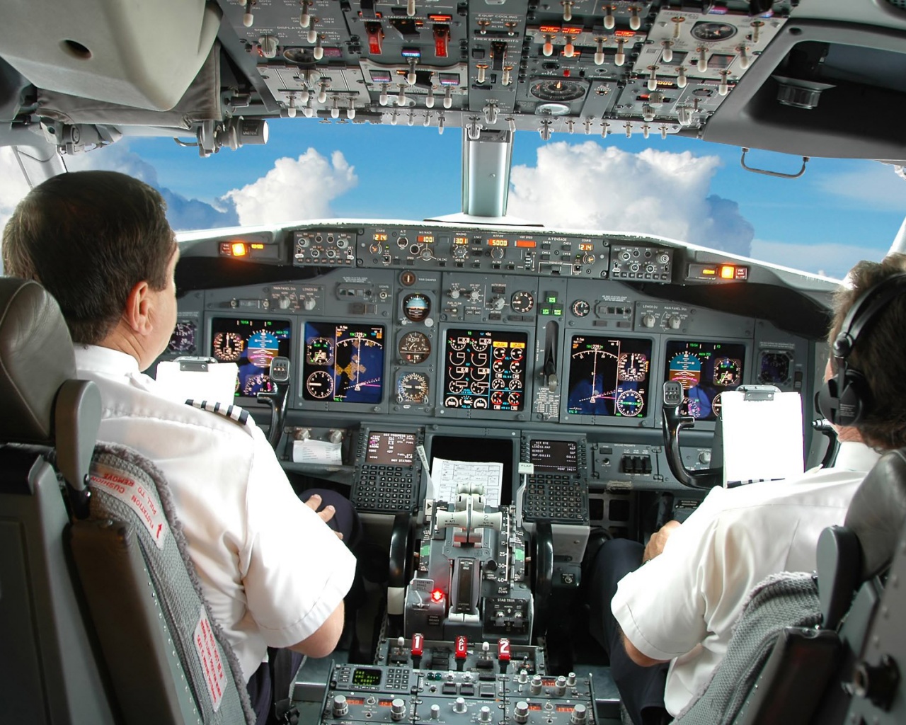 ¿Qué hacen los pilotos dentro de cabina? Función del Comandante y Copiloto dentro del Cockpit? PF y PNF